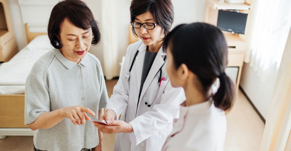 Nurses discuss AI feedback during training