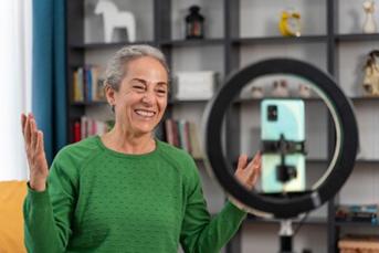 Woman records a video about evidence-based healthcare using a phone and a ring light